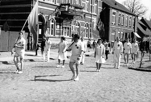 http://www.vflneukloster.de/media/kegeln/Foto-Archiv Die Sechziger/vor der post.jpg